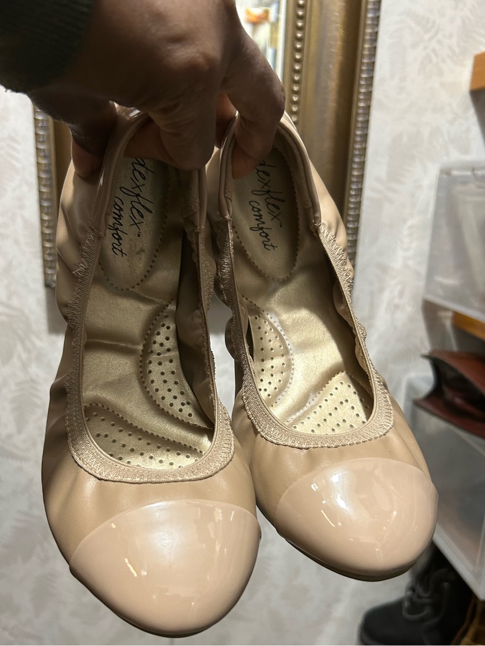 Dexflex Comfort Claire Scrunch Ballet Flats Nude Patent Cap Toe Sz 9